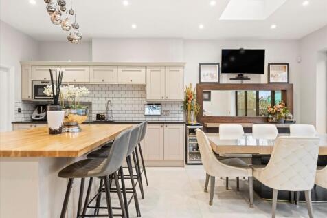 4 bed, 3 bath Semi-Detached in london - Photo 14