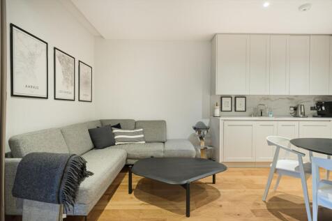 A modern one bedroom apartment set within the exclusive Chiswick Gate development. Set on the ground floor with a private patio overlooking the landscaped communal gardens, this apartment has been fin