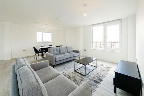 Charming 3-Bedroom Duplex Apartment for Rent - AVAILABLE LATE JUNE Discover your new home in this beautifully designed 3-bedroom duplex, perfect for families, students or professionals seeking comfort