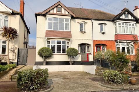 4 Bedroom Semi-Detached in SS9 1EW