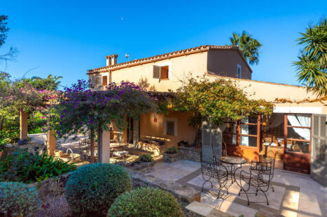 Romantic finca with enchanting garden and breathtaking views of the valley near San Lorenzo