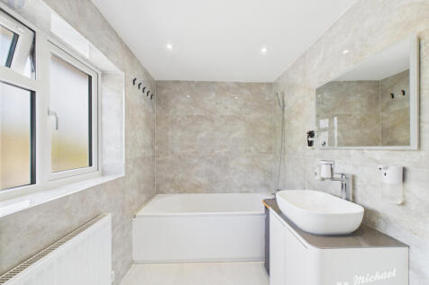 CAM03218G0-PR0634-STILL014