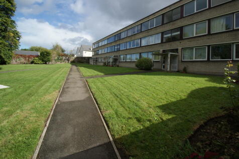 ONE BEDROOM FURNISHED APARTMENT WITH GARAGE & GREAT ACCESS TO THE MOTORWAY NETWORK. The apartment has a bright living room, kitchen with washing machine, fridge, electric oven and hob. L/L accepts no