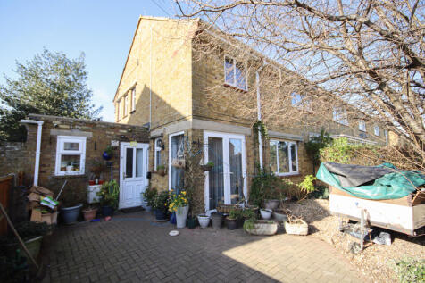 Three Bedroom End of Terrace House, Hugely extend