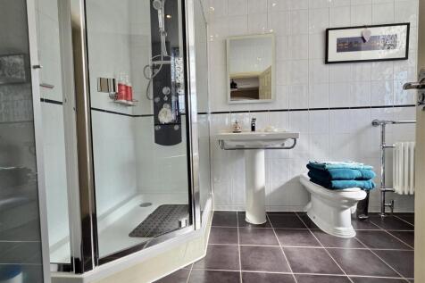 EN SUITE BATHROOM/WC