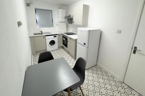Enjoy the convenience of city living in the heart of Leeds city centre with this well-managed property from Samara Lettings.