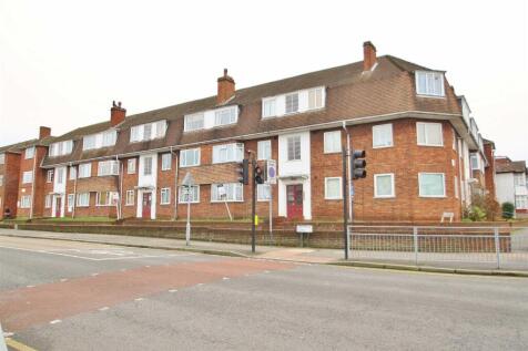 Please note that applicants will need to show a minimum annual income of £45,000 in order to pass the referencing process, which is 30 times the monthly rent. This two-bedroom top-floor flat is locate