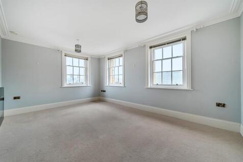 Sitting/dining room