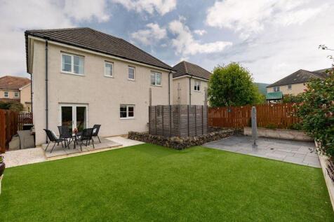 4 bed, 2 bath Detached in Leeds - Photo 2