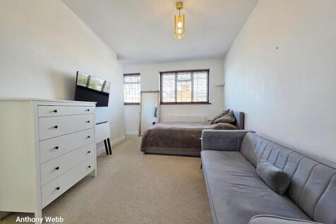 Living/sleeping area
