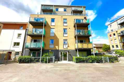 This two double bedroom, two bathroom apartment is perfect for commuters, with great transport links into The City of London and Canary Wharf.