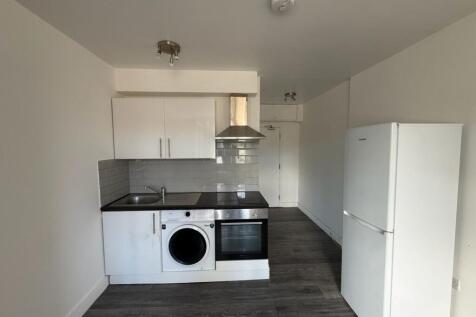 Rent A Home is pleased to present this fully furnished studio flat offering comfortable and practical living in a highly convenient North London location. The property is fully electric and benefits f