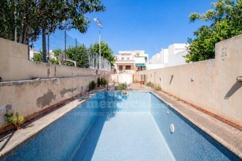House in the centre of Mahón with garden and pool