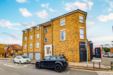 Beautifully presented furnished top-floor apartment offering two double bedrooms, two bathrooms, a bright reception room, and a fitted kitchen. Ideally located close to Wimbledon town centre and South