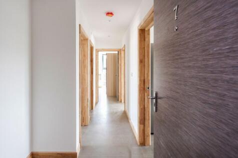 Introducing a stunning 3 double bedroom apartment located on Lowth Road, London SE5. This spacious property boasts over 1000 sq ft of living space, featuring underfloor heating, hot water, and fiber o