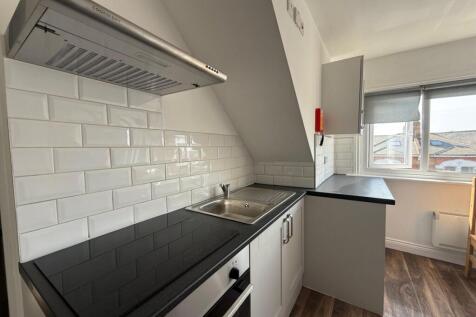 Maple Estate & Letting Agents are proud to present a stylish, newly refurbished studio in Acton, just a 2-minute walk from the station, with direct access to the Elizabeth Line (Acton Main Line), offe