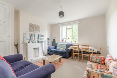 ZERO DEPOSIT AVAILABLE. LONG LET. Situated on the 1st floor of a purpose-built block, this bright and well proportioned 2 bedroom flat benefits from a recently redecorated kitchen and bathroom.