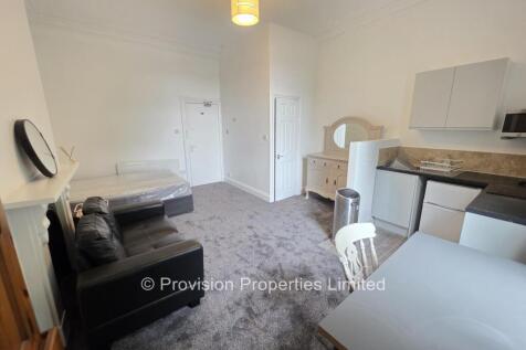 Available Now. £690pcm. Spacious second floor flat situated in a much desired location. Perfect for those wanting to be close to the Leeds University or the Leeds City Centre. This self contained flat