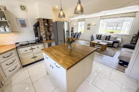 Kitchen / Dining Area