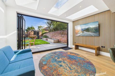 CAM03852G0-PR0426-STILL001