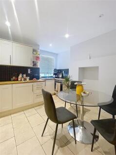 A bright spacious two-bedroom second floor apartment, set within a mansion block of flats, and conveniently located, close to local shops and cafes on the New King’s Road and a few minutes from Putney