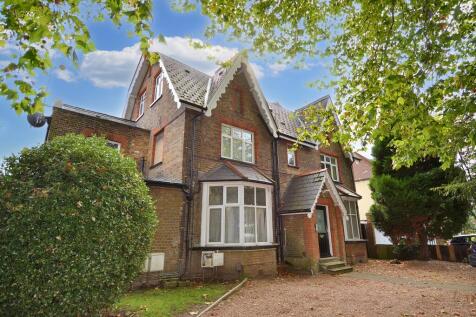 Hamways are delighted to offer this very bright and spacious one-bedroom top floor flat. It is offered in excellent decorative order throughout.