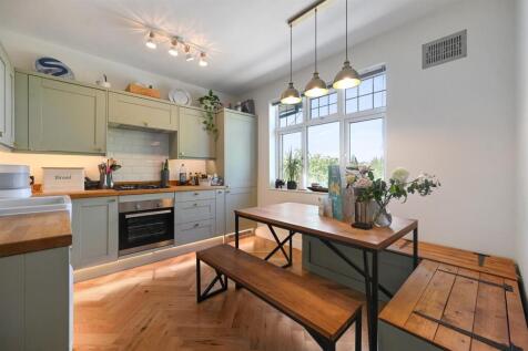 RCLR- 12 gladstone court- kitchen 1 (1).jpg