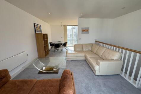 A fantastic opportunity to live in this large duplex furnished property situated on the top floor of the Viva Apartments complex next to Birmingham's famous Mailbox.Two bedrooms, fully repainted, new