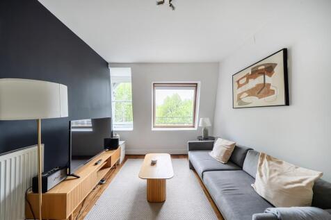 Modern top floor one bed flat in a period building, fully furnished. Modern and stylish, with 438 sq ft of living space on the upper floor. Ideal for professionals or couples.