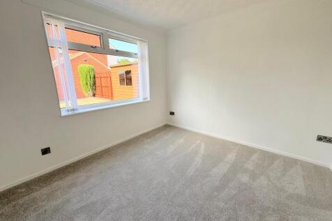 BEDROOM / DINING ROOM