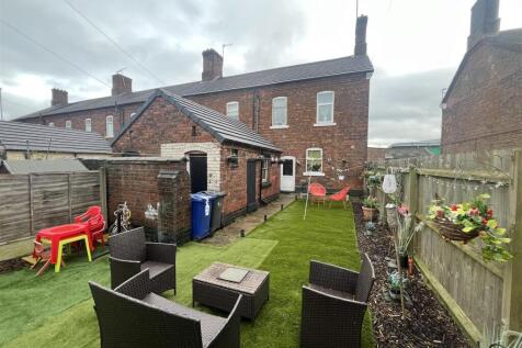 Rear Garden &amp; Outbuilding