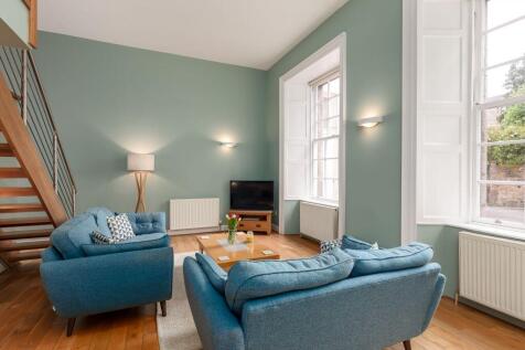 15/2 Orwell Place is an impressive, beautifully presented ground floor flat with a fantastic, open ‘loft style' feel. Forming part of a late seventeenth-century (B-listed) building that has been conve