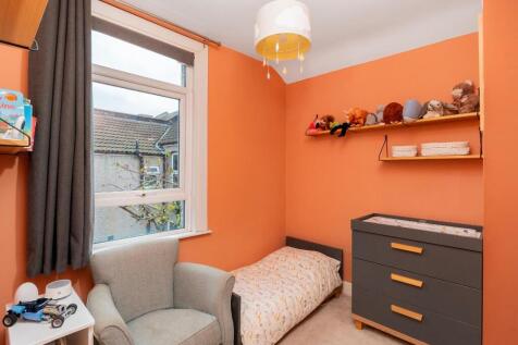 8V8ARD - Bedroom L.jpg