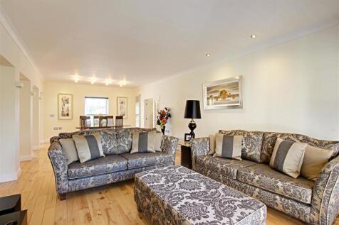 Open Plan Lounge/ Dining Room