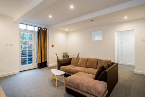 Enjoy the convenience of city living in the heart of Leeds city centre with this well-managed property from Samara Lettings.