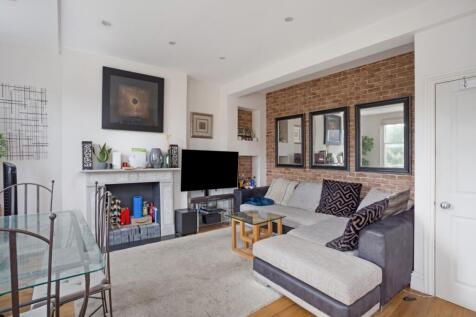 Located on the sought after Ashmore Road is this three bedroom apartment to rent. Set over two floors this HMO compliant apartment benefits from three bedrooms, one shower room, an en-suite bath room