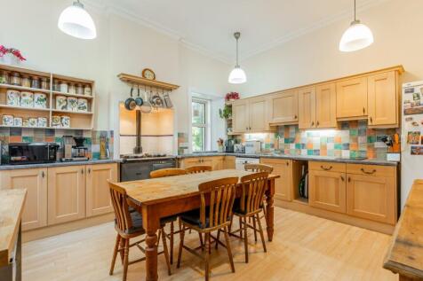 5 bed, 3 bath Detached in Glasgow - Photo 17