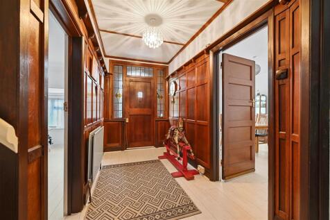 WH - 41 Rossdale - Hallway3 (1).JPG