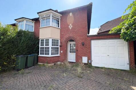 Lifestyle Property are pleased to market this three bedroom semi-detached house in Abbey Wood. This property features two double and a generously sized single bedroom, separate kitchen and living area