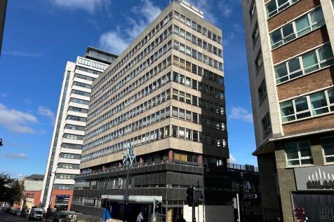 York Laurent are pleased to offer this well presented two double bedroom first floor apartment with secure allocated parking space, residence gym with sauna, concierge and cleaner included within the