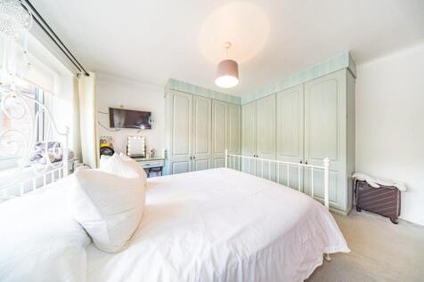 31 The Meadows bedroom 1 2.jpg