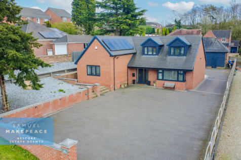 Three Bedroom Detached with Huge Plot and Stables