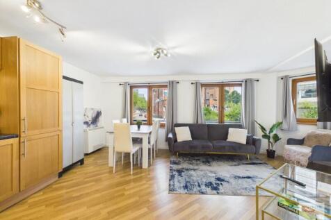 Furnished 2 bed apartment in Manchester's Green Quarter. 2 bathrooms, close to Victoria Station and Angel Meadow Park. Available August. Parking available.