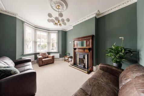 Hainault Road, E11