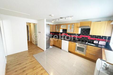 A stunning three bedroom flat is set within moments away from Brondesbury Overground station & Kilburn tube station