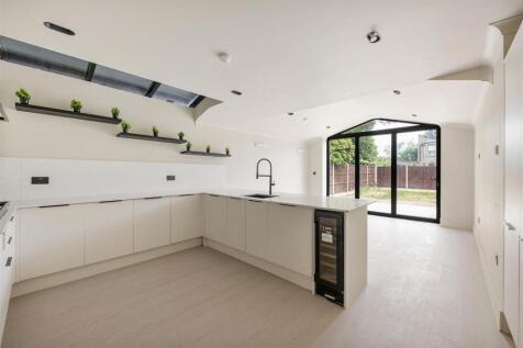 Knighton Road, E7