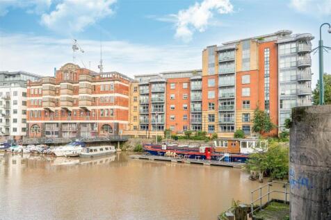A Stunning Waterfront Apartment with Panoramic Harbourside Views – Available Furnished