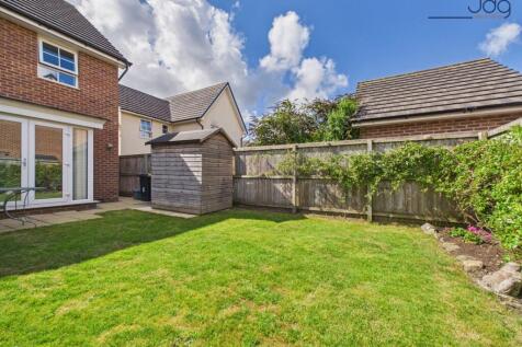 Private, Enclosed Garden with Patio & Lawn