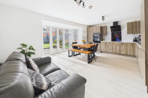 Immaculately Presented 4 Bedroom Detached Home wi