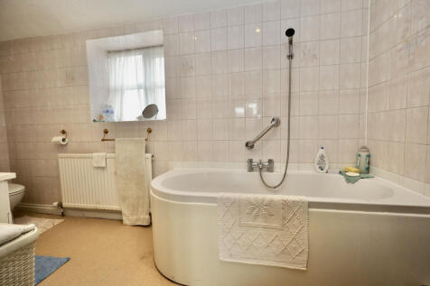 En suite to bedroom 1